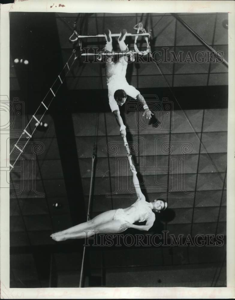 1976 Press Photo Ted Young Duo, Polack Bros. Circus performers - tup17055- Historic Images