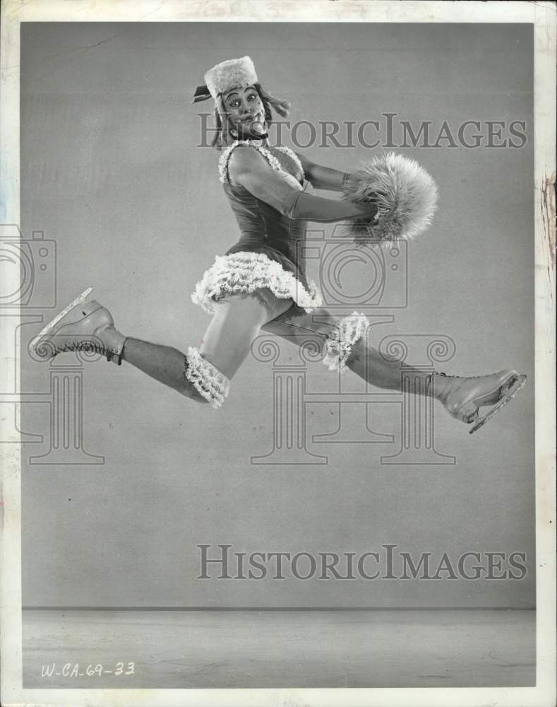 1969 Press Photo Hans Deiter Clowns Around on Ice Skates with the Ice Capades- Historic Images