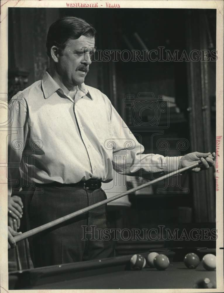 Press Photo Actor Pat Hingle Playing Pool - tup23599 - Historic Images