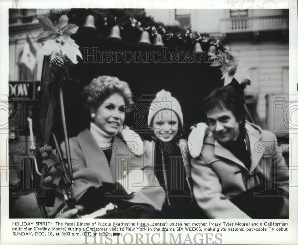 1982 Press Photo Katherine Healy, Mary Tyler Moore &amp; Dudley Moore in &quot;Six Weeks&quot;- Historic Images