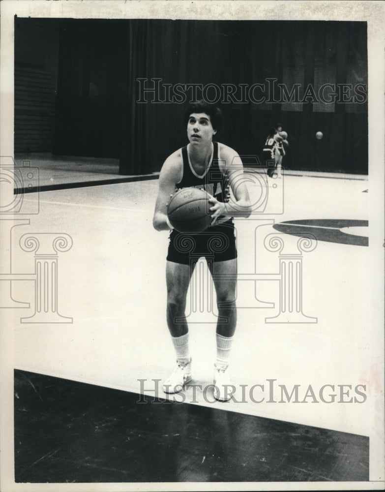 1981 Press Photo Unknown basketball player ready to make a basket - tus00018- Historic Images