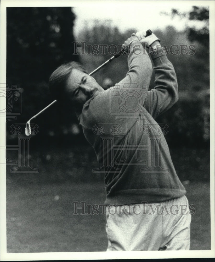 1990 Press Photo Tim Conley, Wolfert's Roost Country Club, swinging golf club- Historic Images