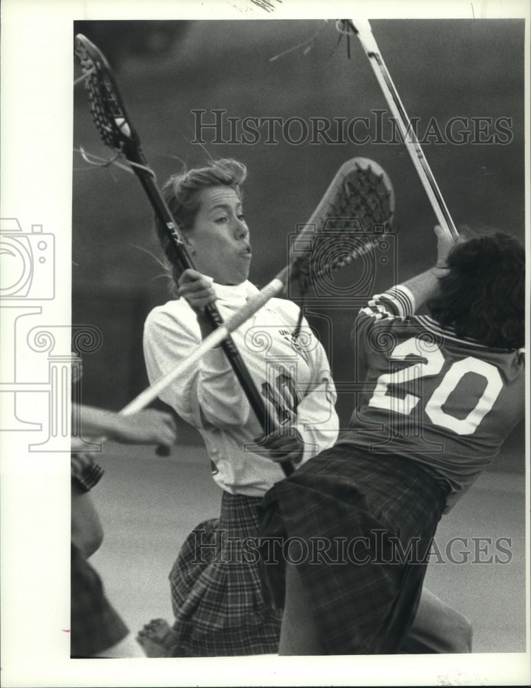 1989 Press Photo Union&#39;s #10, Courtney Lynch, left, fakes past defender- Historic Images