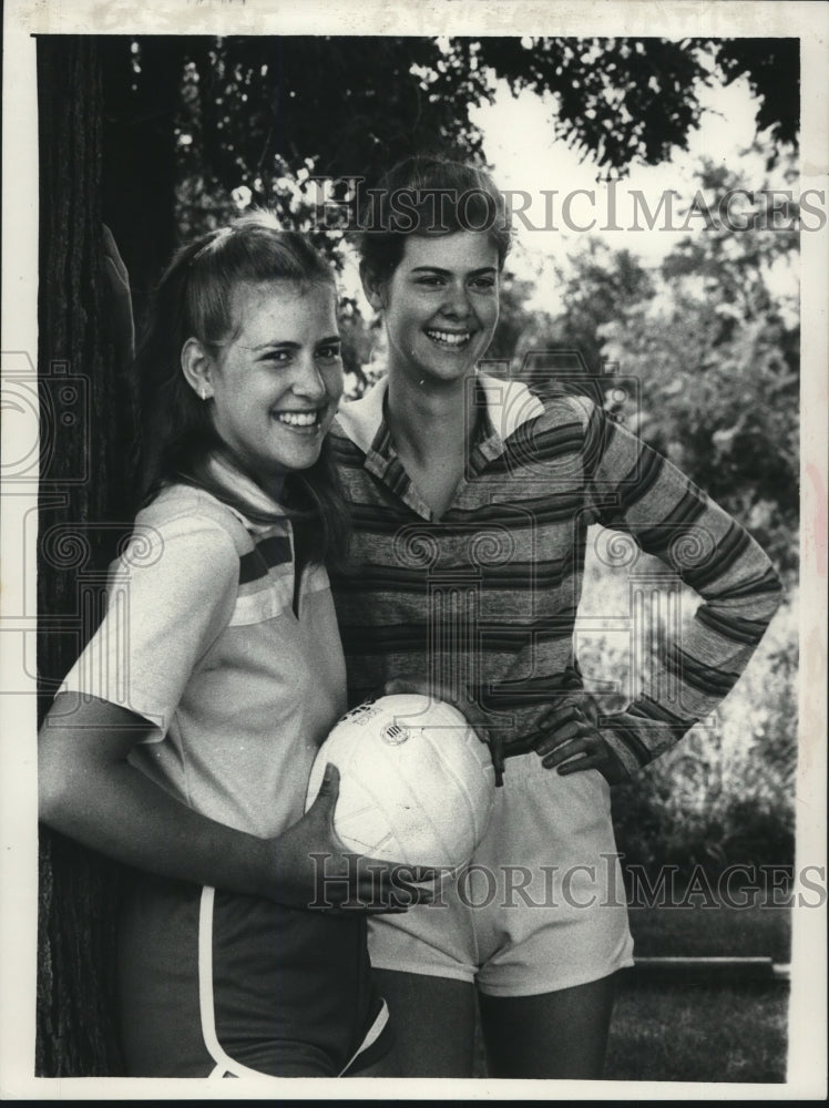 Press Photo Sisters Lori (left) and Rebecca Maggs of Waterford, NY - tus00068- Historic Images
