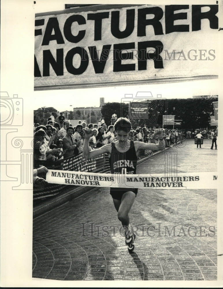 1986 Press Photo Siena College runner Tom Dalton crosses finish line in New York - Historic Images