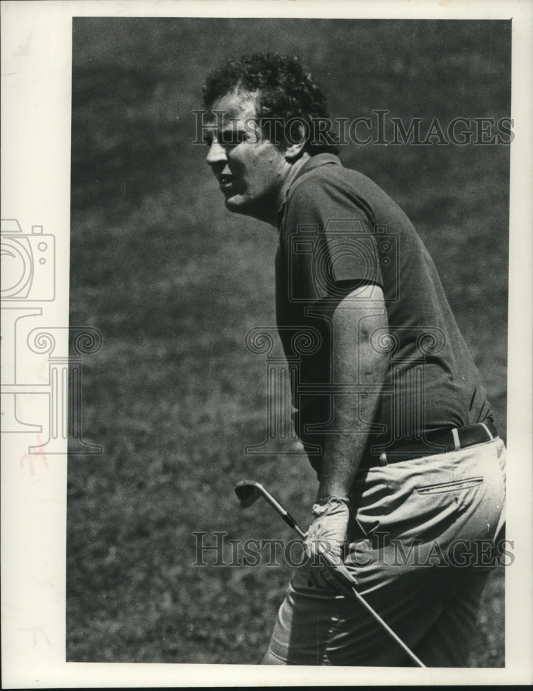 Press Photo Golfer Tim Minor watches result of his shot - tus00104 - Historic Images