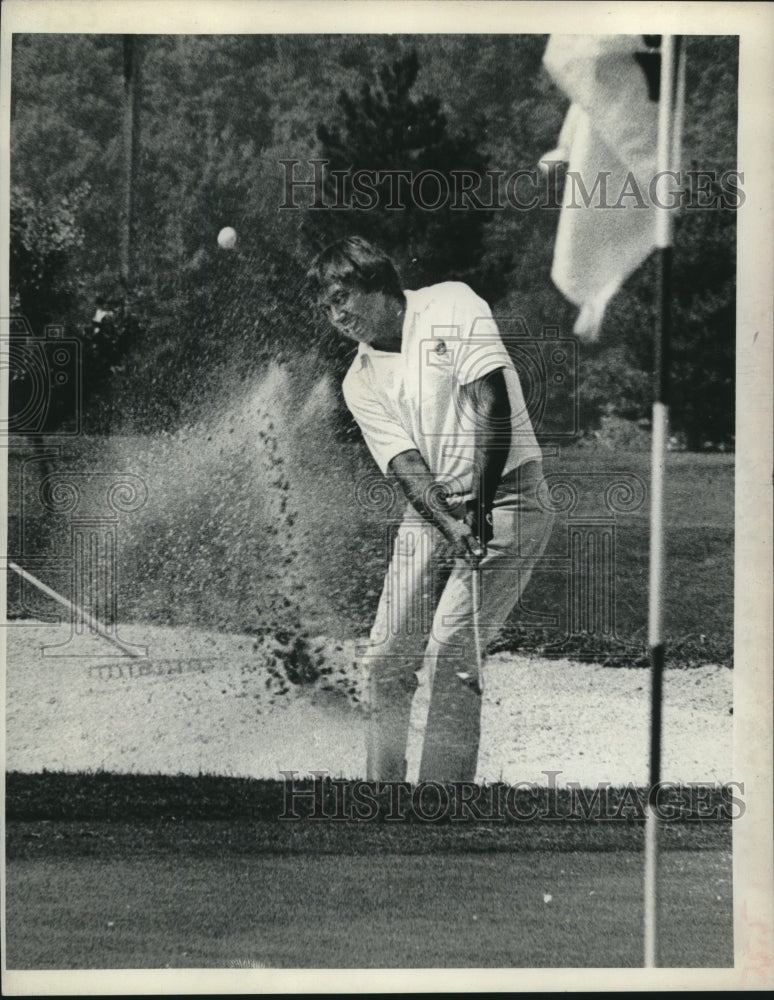 1978 Press Photo Golfer Ralph Montoya hits from sand at Albany, NY Country Club- Historic Images