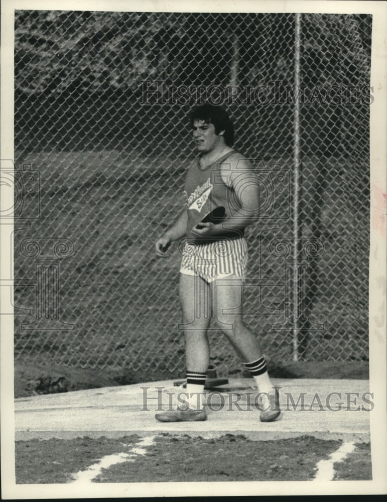 1982 Press Photo Cortland State discus thrower Jim Monaco in New York - Historic Images