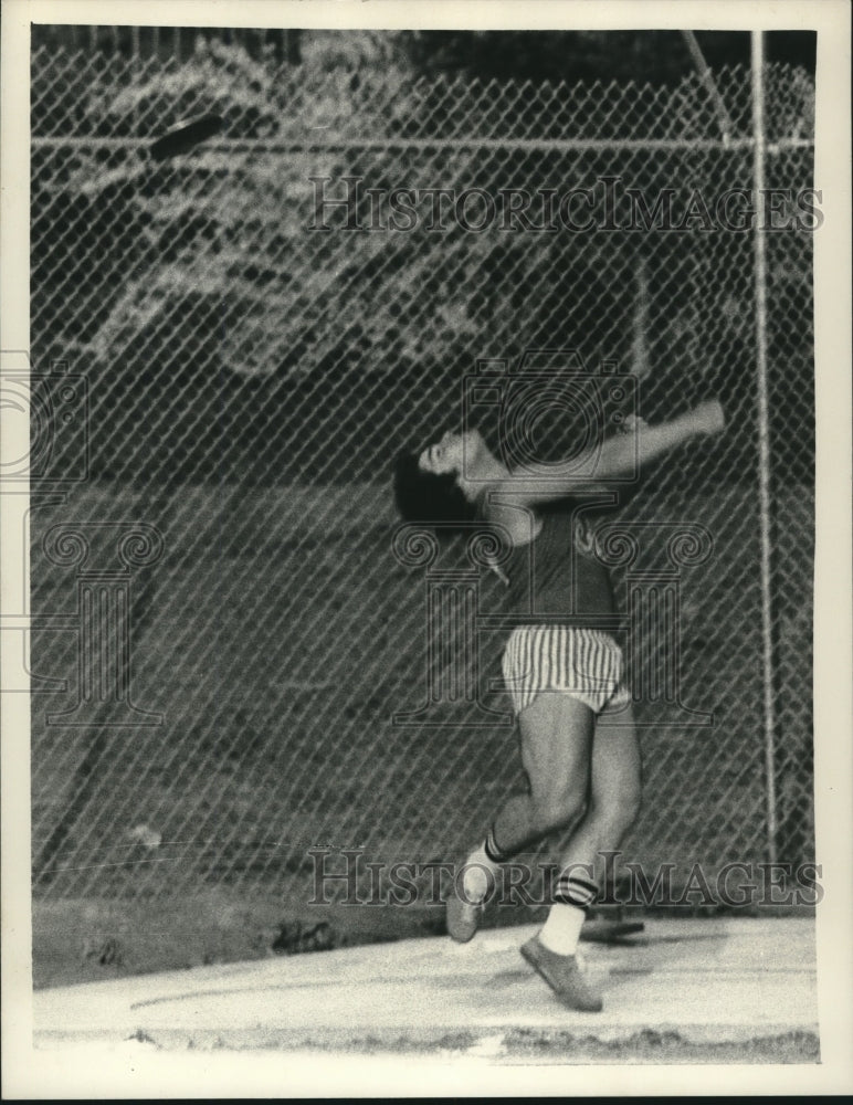 1982 Press Photo Cortland State athlete Jim Monaco throws discus in New York- Historic Images