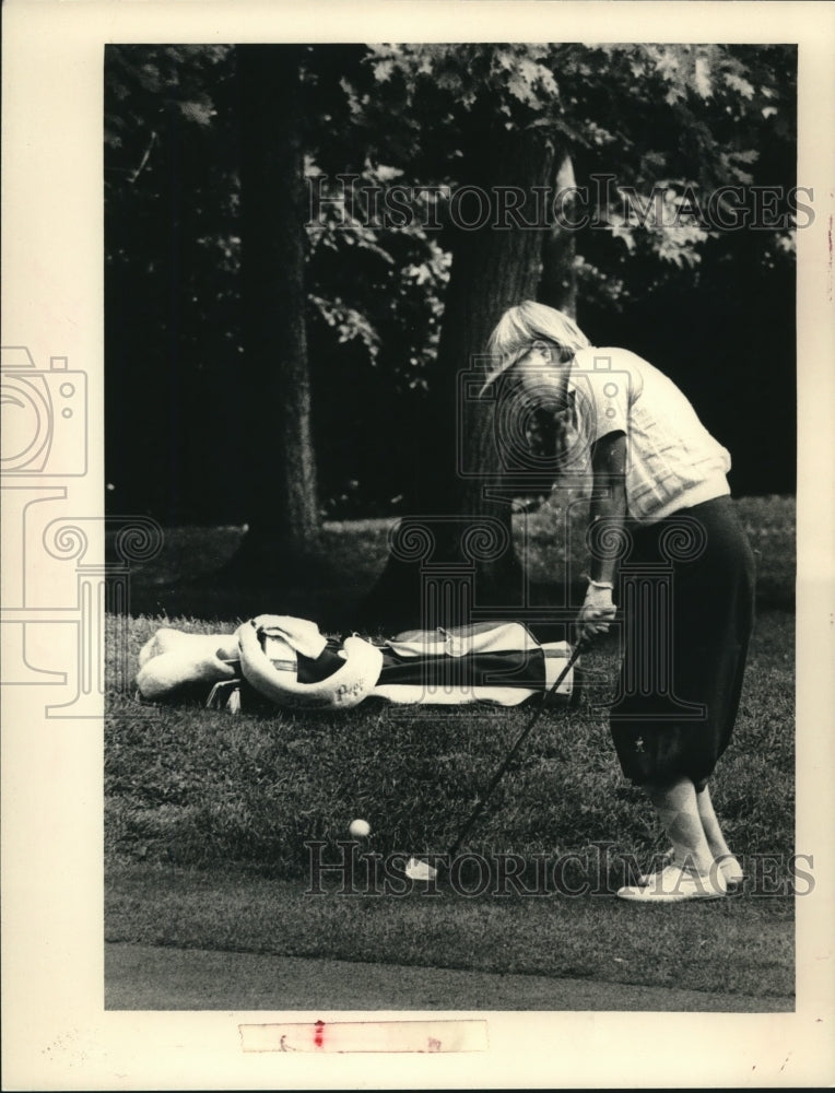 1986 Press Photo LPGA Golfer Dottie Pepper chips onto the green in New York - Historic Images