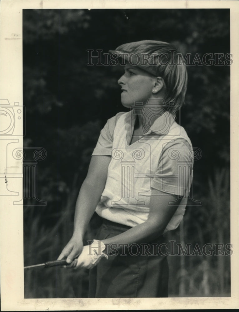 Press Photo LPGA Golfer Dottie Pepper watches her ball trajectory in New York - Historic Images