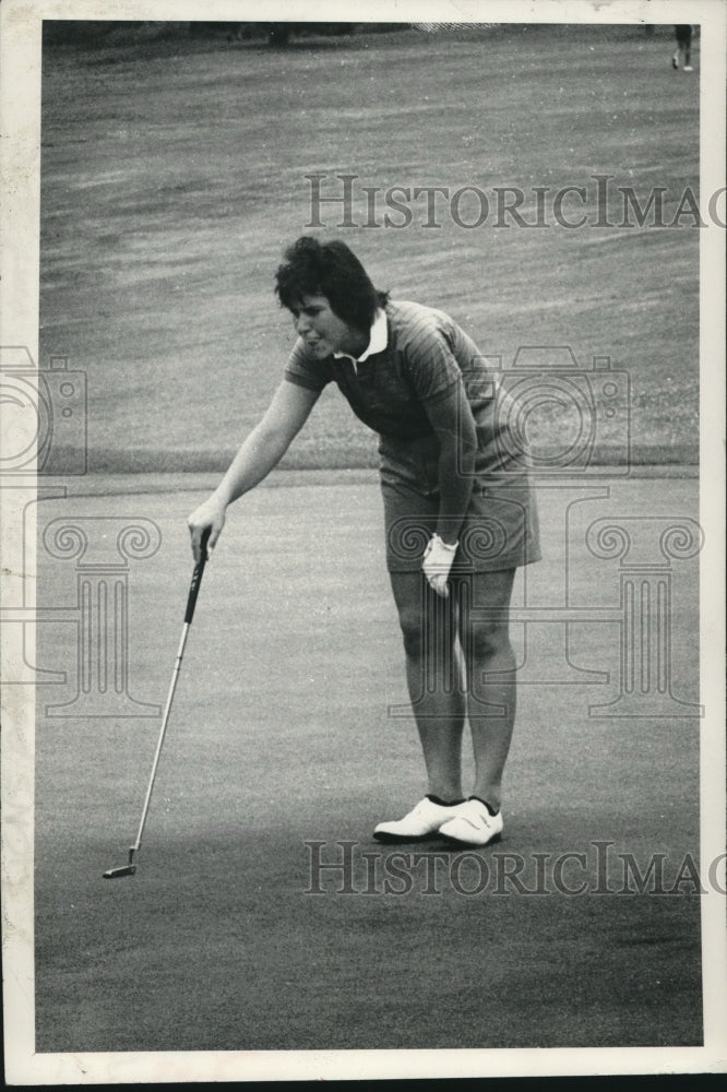 Press Photo Golfer Cathy Morse lines up a putt in Albany, New York - tus00152- Historic Images