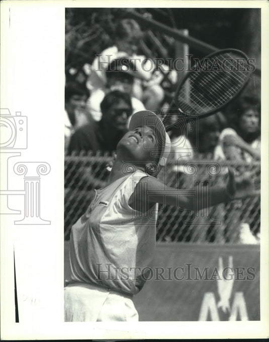 1990 Press Photo Tennis player Marianne Wendel makes serve in Albany, New York- Historic Images