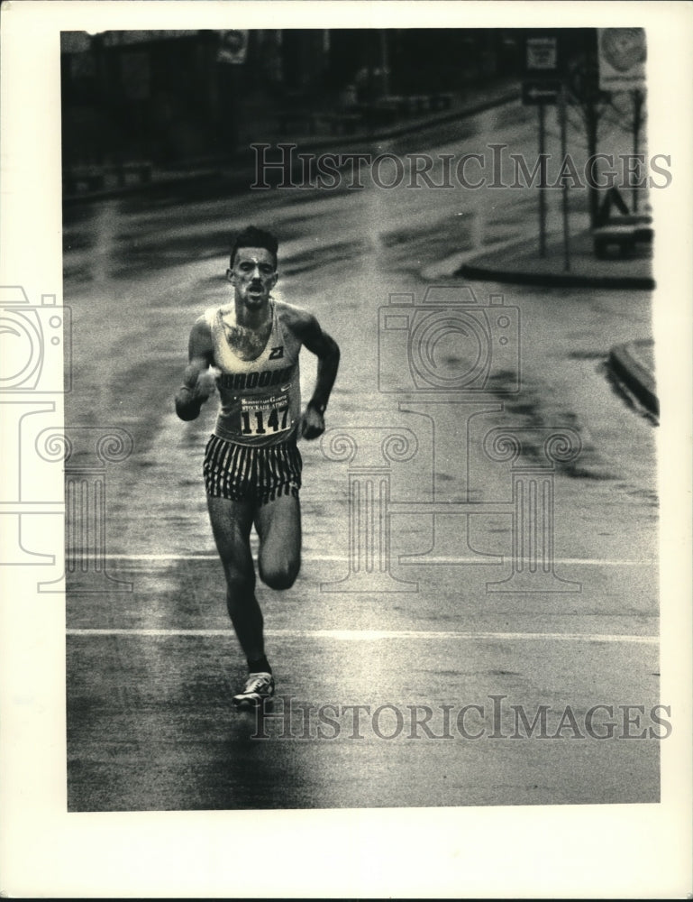 1986 Press Photo Runner Jerry Lawson during Shenectady, NY Stockadeathon race - Historic Images