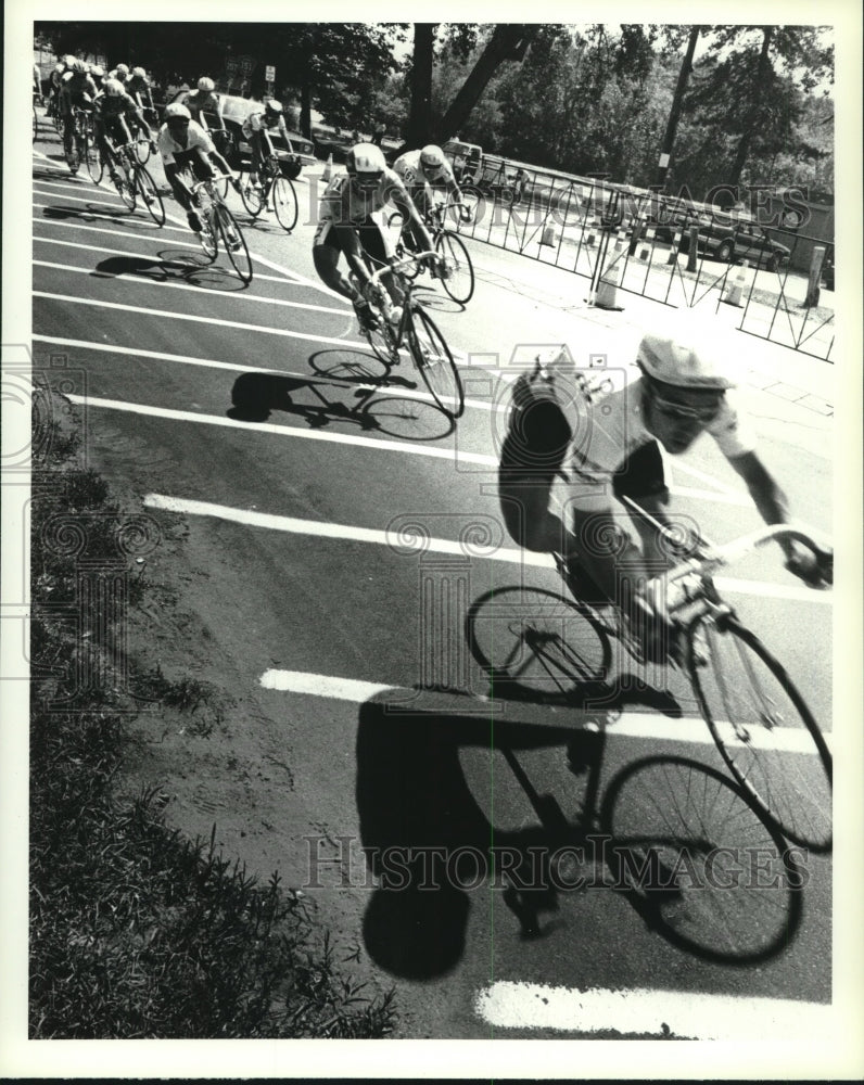 1990 Press Photo Bicycle racers and shadows move thru turn at Heritage Park - Historic Images