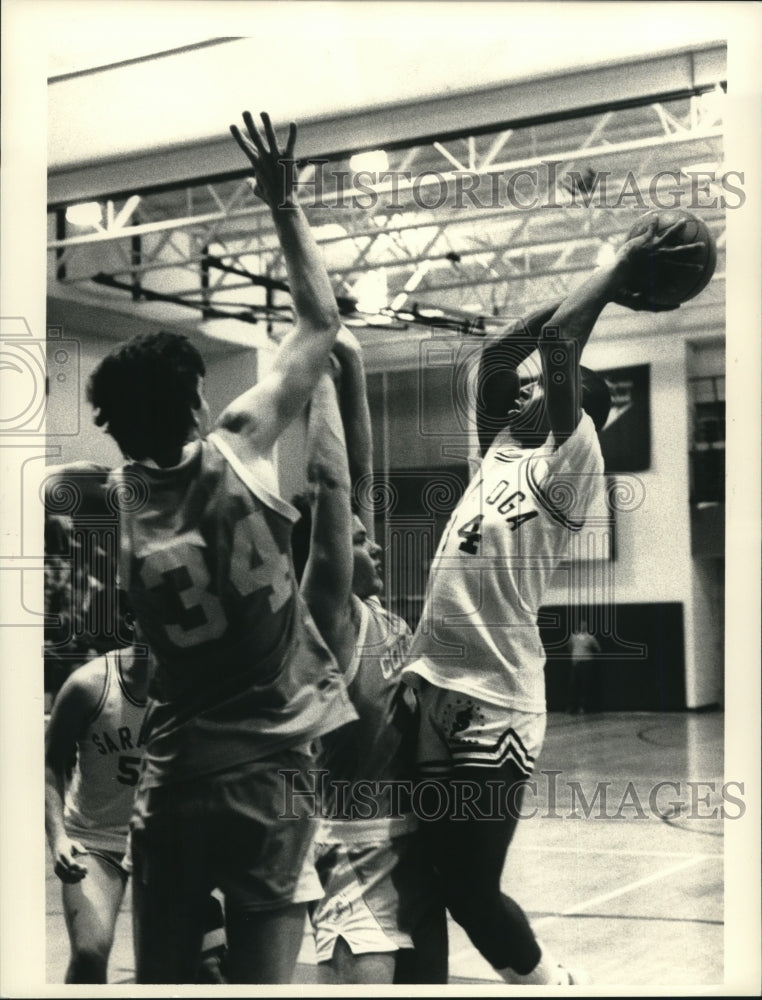 Press Photo Tim Parker shoots basketball during game - tus00292 - Historic Images