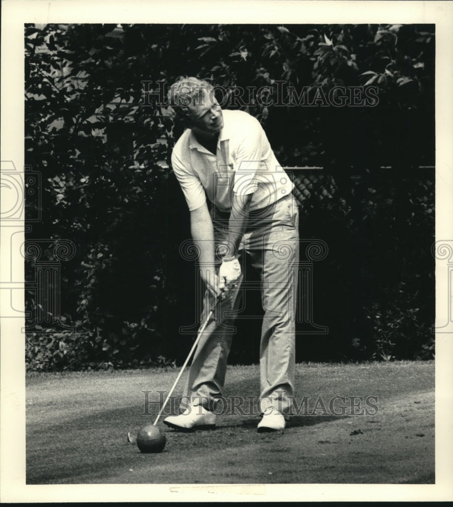 1986 Press Photo Golfer Charles Murphy stands in tee box ready to hit ball- Historic Images