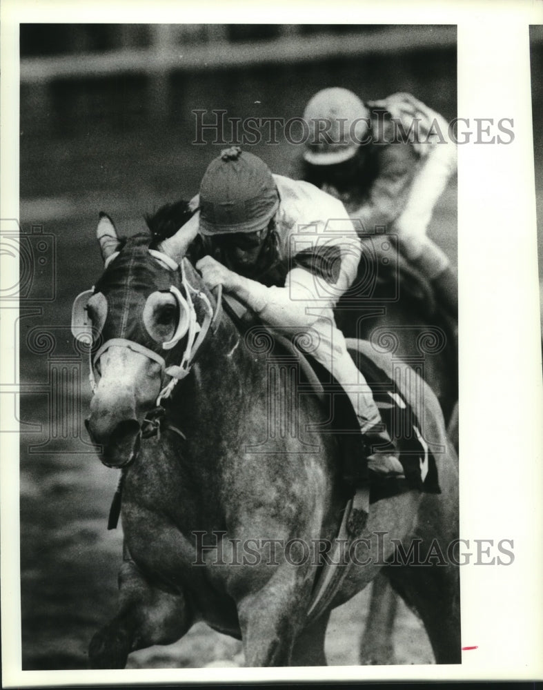 1980 Press Photo Two jockeys on horses race at Saratoga Flats, New York - Historic Images