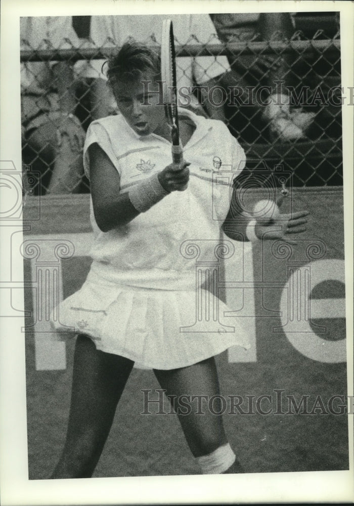 1989 Press Photo Tennis player Laura Gildemeister hits ball during OTB Tennis- Historic Images