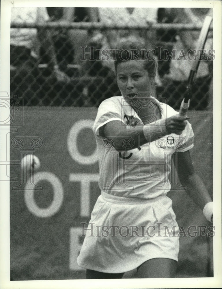 1989 Press Photo Tennis player Laura Gildemeister hits ball during OTB Tennis- Historic Images