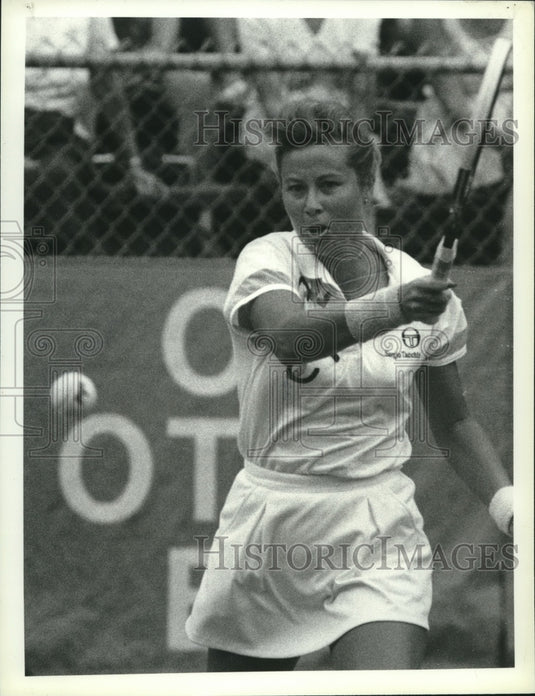 1989 Press Photo Tennis player Laura Gildemeister hits ball during OTB Tennis- Historic Images