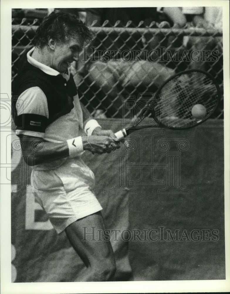 1989 Press Photo Tennis player Dan Goldie hits the ball during OTB Tennis game - Historic Images