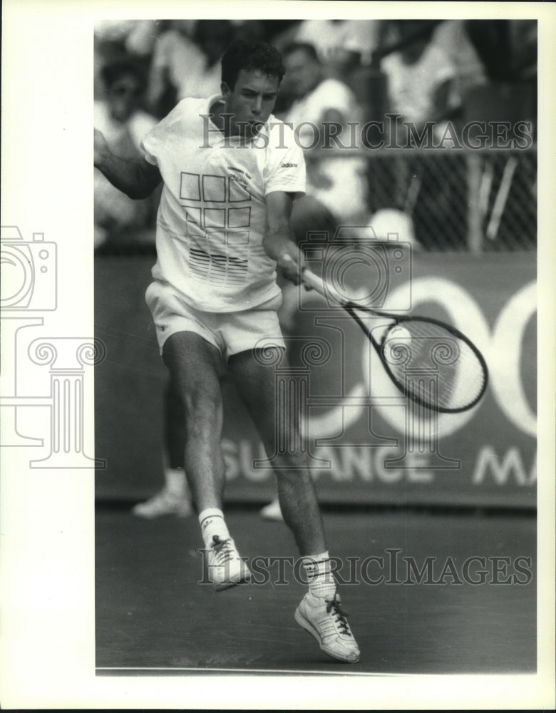 1989 Press Photo Tennis player Jeff Tarang hits the ball during the men's match - Historic Images