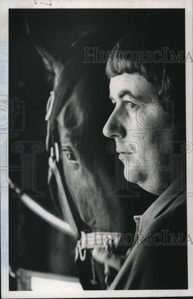 Press Photo Butch Lenzini, horse trainer, stands by a horse - tus00329 - Historic Images