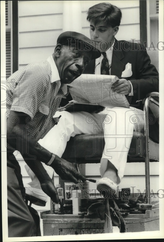 1989 Press Photo Earl Bailey shines Anthony Commisso&#39;s shoes at Saratoga Track - Historic Images