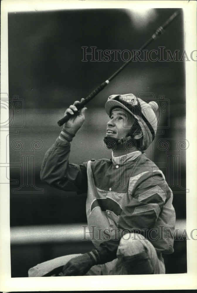 1986 Press Photo Jockey Pat Day looks up to the sky after winning race - Historic Images