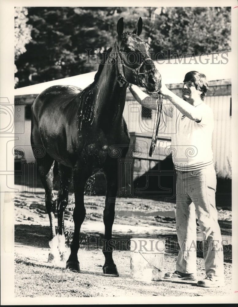 1988 Press Photo K A Kerry gets a washdown from assistant trainer Henri Lavelle - Historic Images