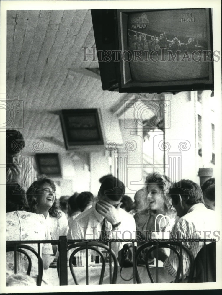 1990 Press Photo Race track attendees in Club House Restaurant on Travers day - Historic Images