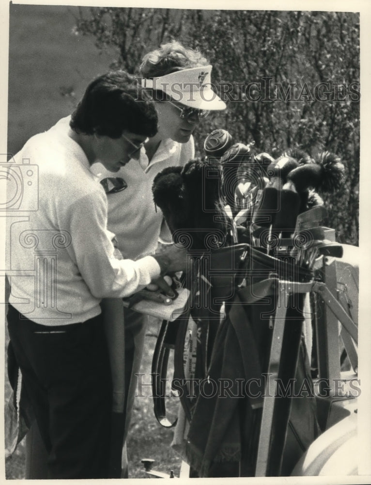 1984 Press Photo Golfers select clubs during round at Colonie Country Club, NY - Historic Images