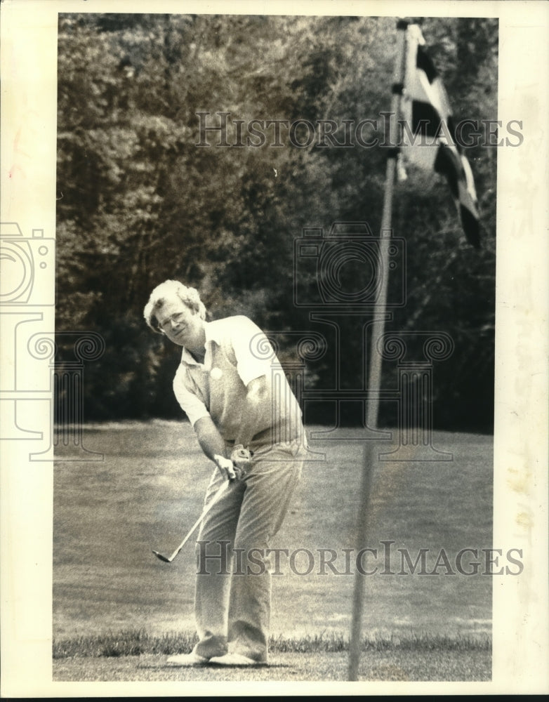 Charles Murphy chips onto the green at New York golf course - Historic Images