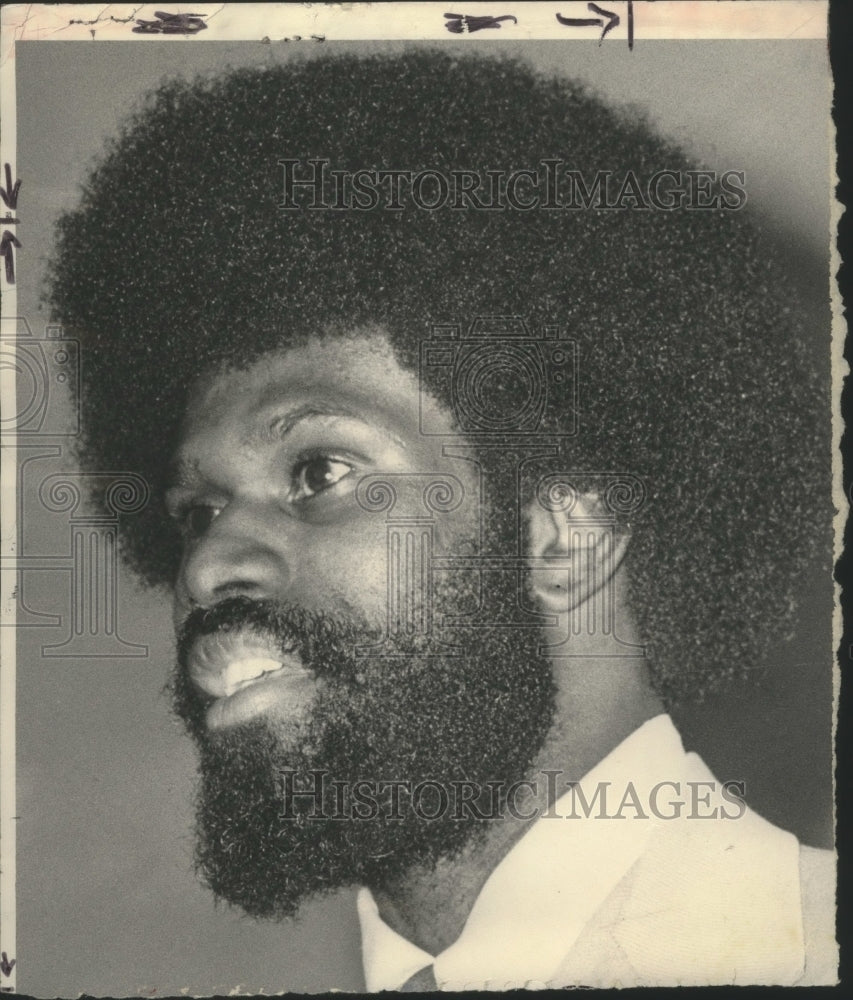 1977 Press Photo Basketball player Luther 'Ticky' Burden in Albany, New York - Historic Images