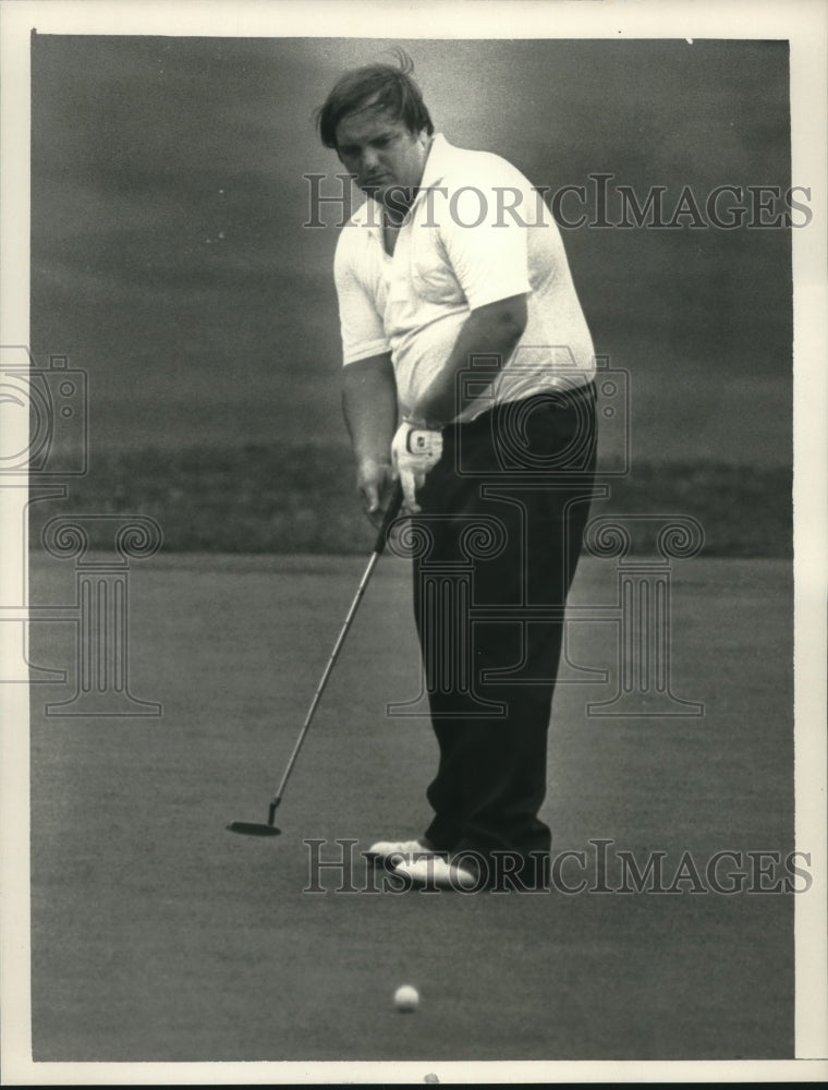 1984 Press Photo Fred Case putts during round at Troy Country Club, New York - Historic Images