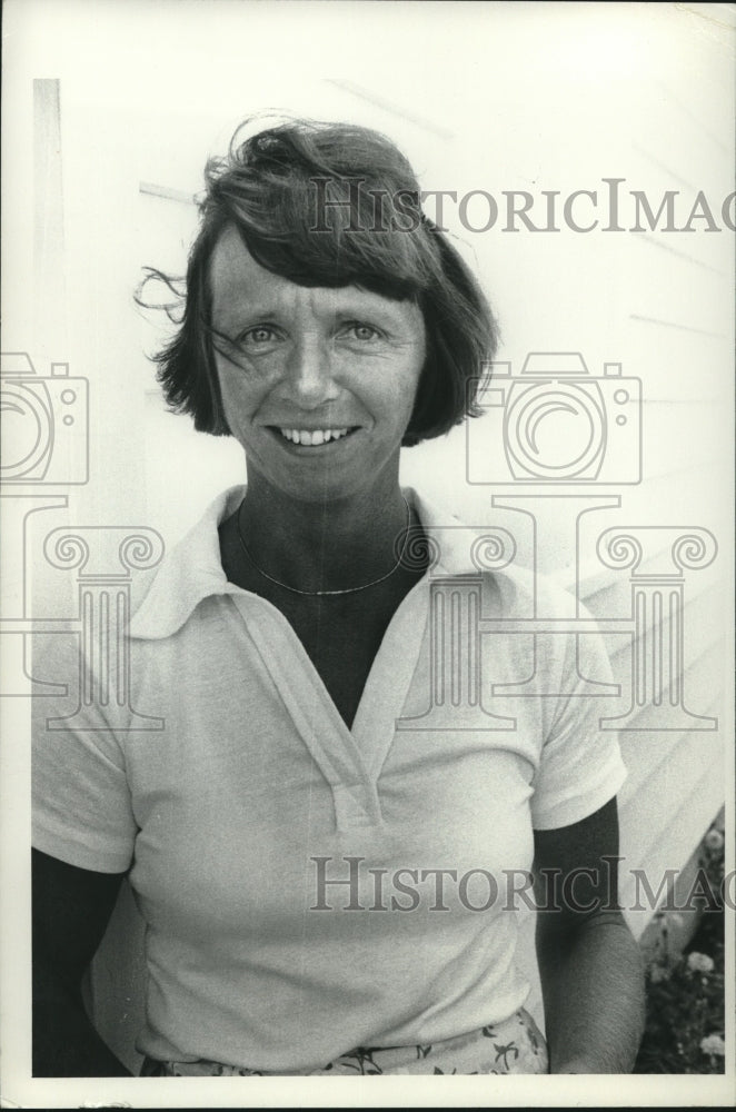 Press Photo Linda Ellis smiles for the camera - tus00602 - Historic Images