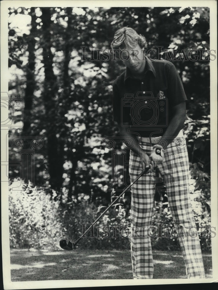 Press Photo Golfer Tom Diefenbach gets ready to strike his golf ball - tus00614 - Historic Images