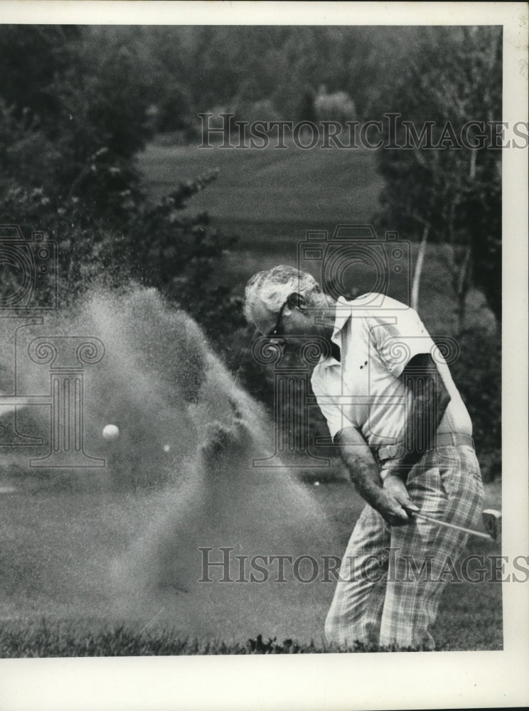Press Photo Golfer Al Capperelli hits ball out of sand trap. He is golf pro - Historic Images