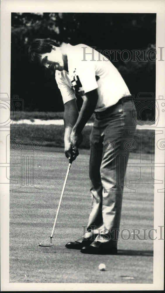 1989 Press Photo Golfer Mark Chylinski of Pinehaven attempts short putt on 18th - Historic Images