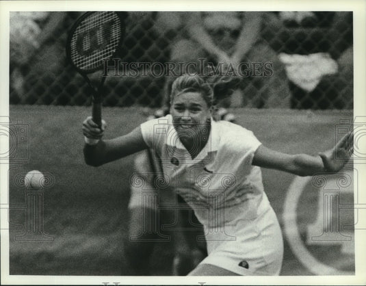 1989 Press Photo Tennis player Mary Ann Werdel returns a shot at OTB Tennis game- Historic Images