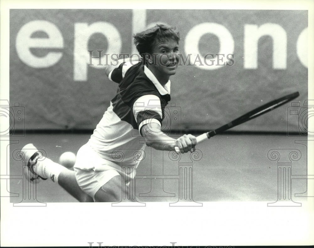 1989 Press Photo Tennis Player Dan Goldie leaps to strike ball at OTB Tennis - Historic Images