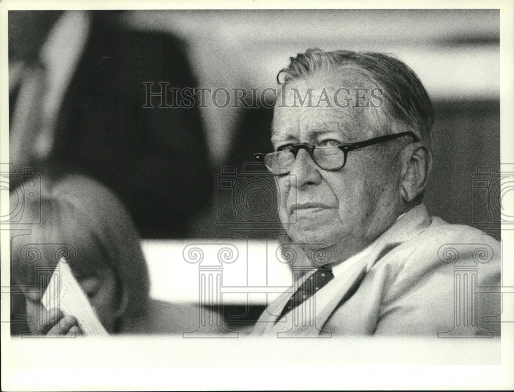 1988 Press Photo Former New York Governor Malcolm Wilson watches Saratoga races- Historic Images