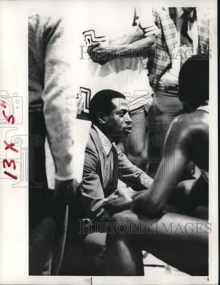 Former NBA player and coach Dean Meminger talks with players - Historic Images