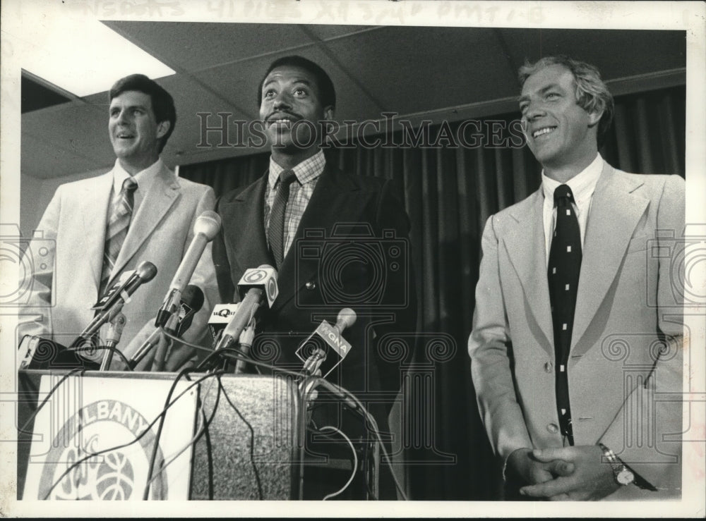 1982 Press Photo Gary Holle, Dean Meminger and James Coyne speak to press - Historic Images