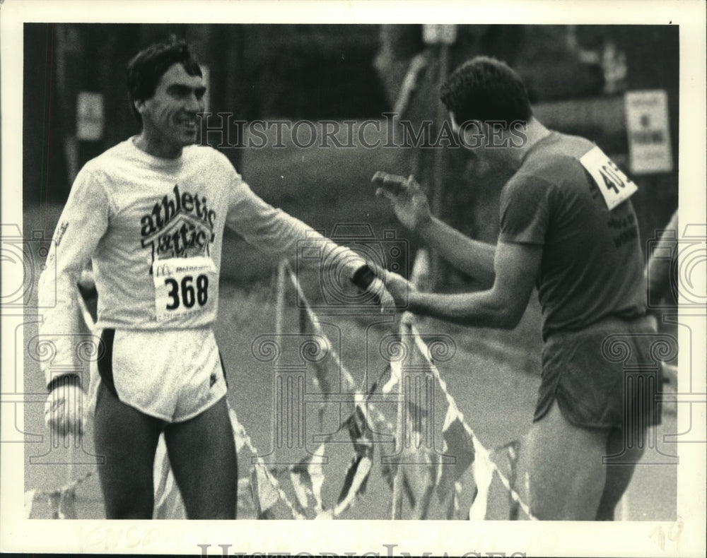 1986 Press Photo Ray Siler congratulates Barry Brown on winning Albany, NY 10k- Historic Images