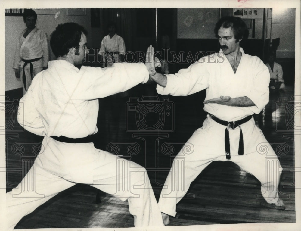 1982 Press Photo Michael &quot;Mickey&quot; Mitchell (l) and Doug Loft during karate match- Historic Images