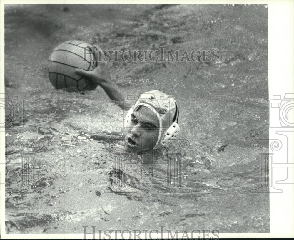 1991 Press Photo #11 Todd Viccarro&#39;s head just above water ready to throw ball - Historic Images