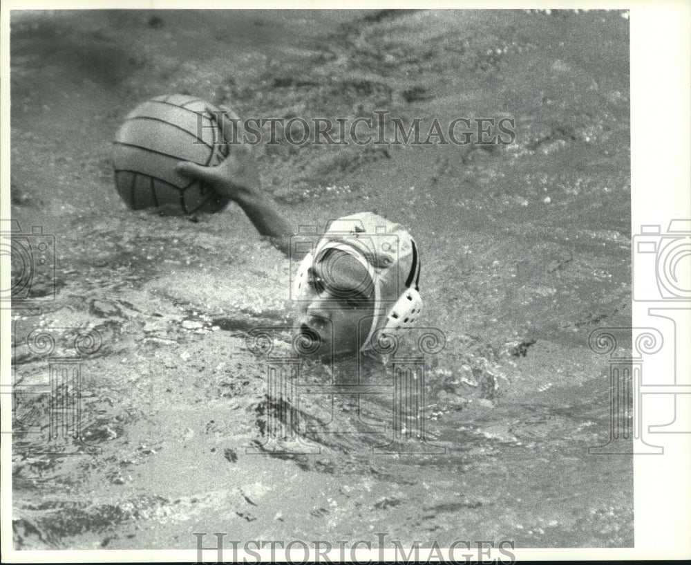 1991 Press Photo #11 Todd Viccarro's head just above water ready to throw ball - Historic Images