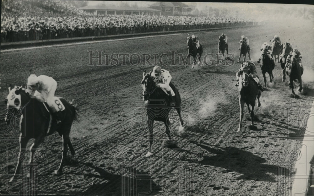 1952 Press Photo Horses race down the main stretch at Saratoga Raceway, New York- Historic Images